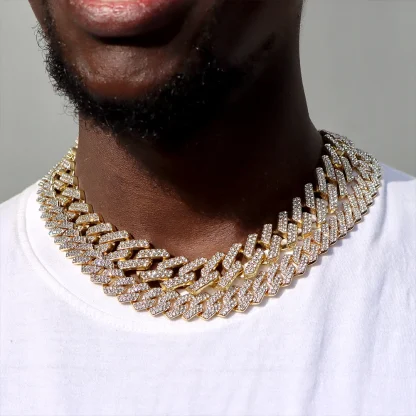 Bold Chain Necklace with Diamond-like Design - Image 3